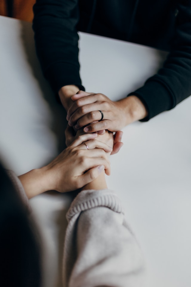 priscilla-du-preez-aPa843frIzI-unsplash Hands tight